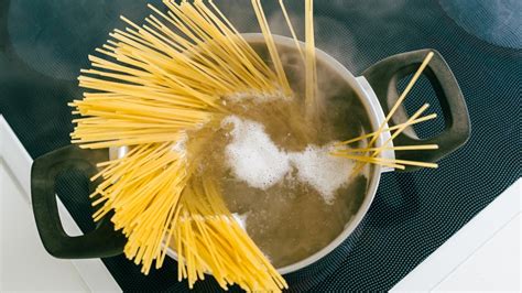 パスタ フライパンで茹でる: なぜ鍋を使わないのか？